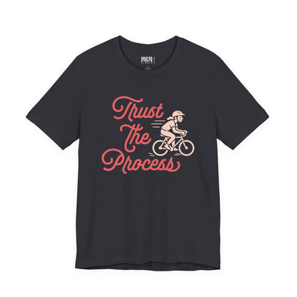 Trust the Process — Camiseta Unisex Softstyle (Diseño Ciclista)