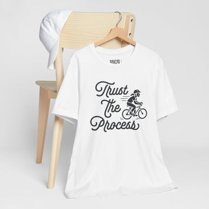 Trust the Process — Camiseta Unisex Softstyle (Diseño Ciclista)