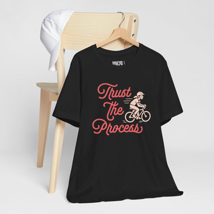 Trust the Process — Camiseta Unisex Softstyle (Diseño Ciclista)
