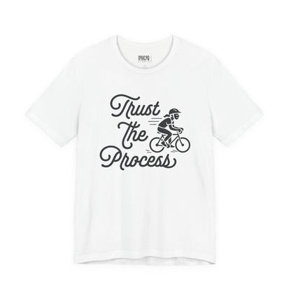 Trust the Process — Camiseta Unisex Softstyle (Diseño Ciclista)