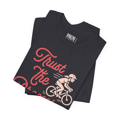 Trust the Process — Camiseta Unisex Softstyle (Diseño Ciclista)