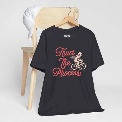 Trust the Process — Camiseta Unisex Softstyle (Diseño Ciclista)