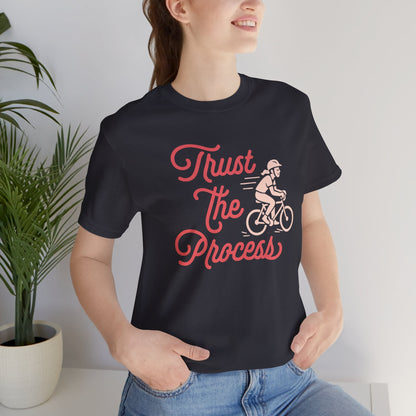 Trust the Process — Camiseta Unisex Softstyle (Diseño Ciclista)