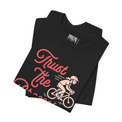 Trust the Process — Camiseta Unisex Softstyle (Diseño Ciclista)